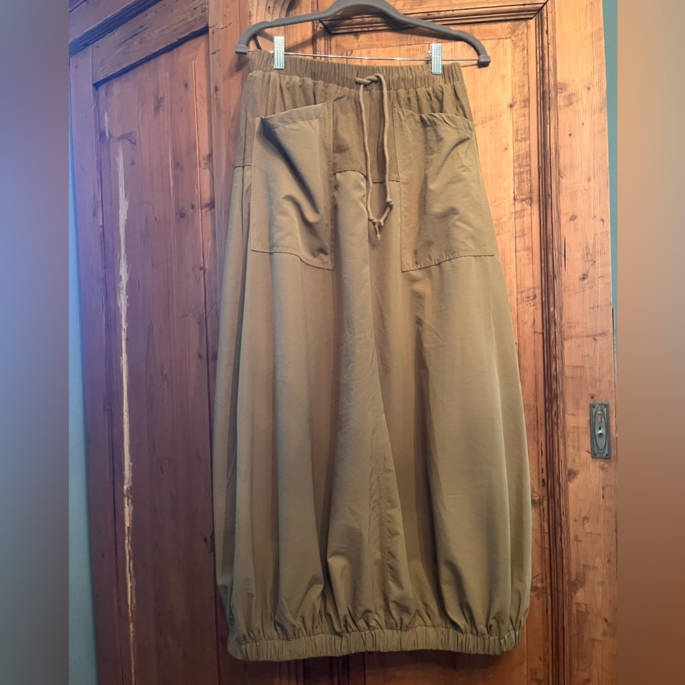 Tan parachute nylon/corduroy skirt.Pockets /elastic waist and hem (no tags) NWOT